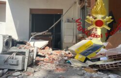 Esplosione, fuga di gas, crolla, abitazione, ferito