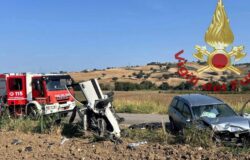 Incidente, frontale, ferito, incastrato, lamiere