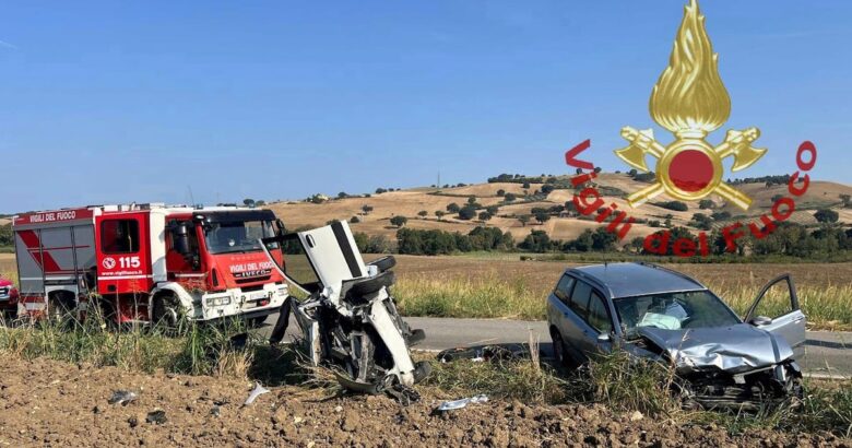 Incidente, frontale, ferito, incastrato, lamiere