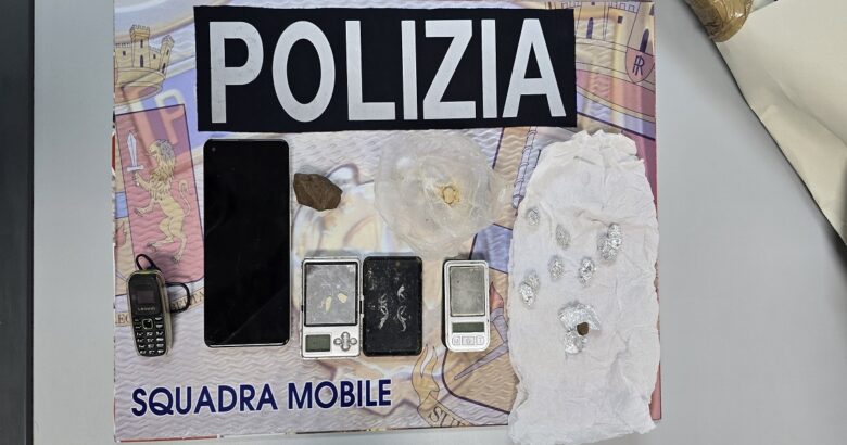 Polizia, eroina, metanfetamina, arrestato, giovane, spacciatore