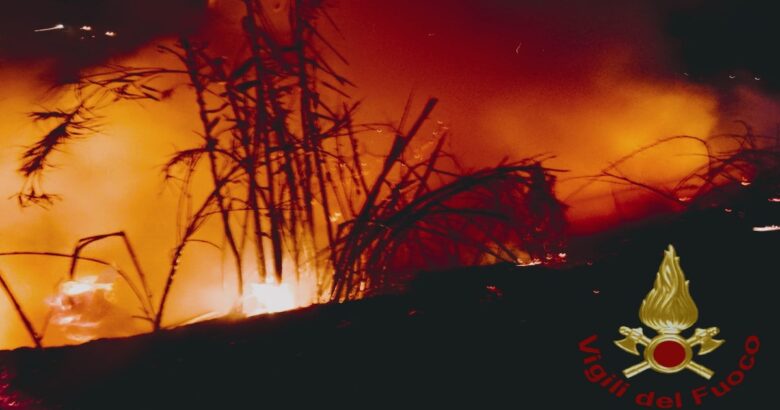 incendio, lambisce, abitazioni, famiglie, evacuate