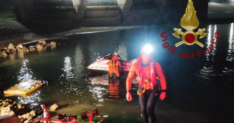 Bloccati, sponde bacino, ragazzi, salvati, Vigili del fuoco