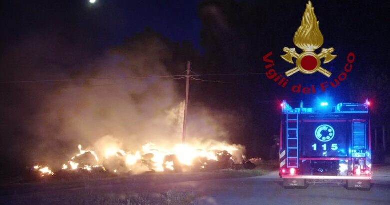 Inferno, fuoco, campagne, rotoballe, fiamme