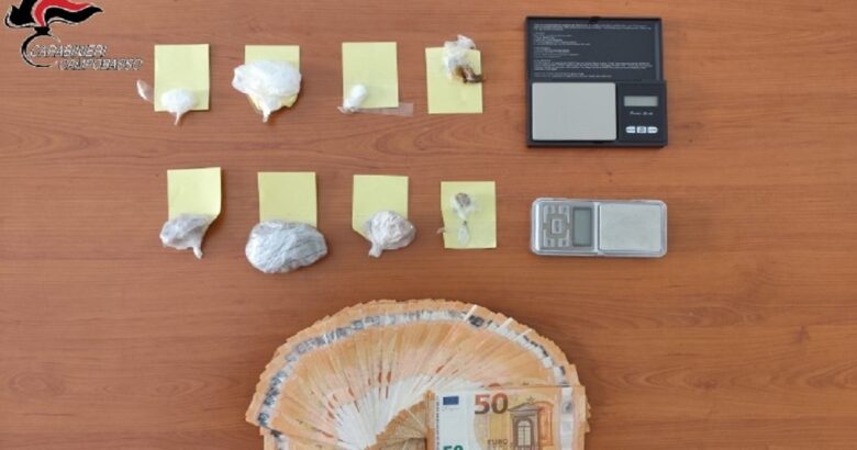 Carabinieri, auto, droga, contanti, arrestato