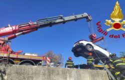 Sfonda muro, auto, ferito, ospedale