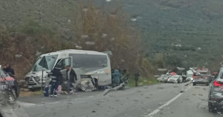 Incidente stradale, Venafro, scontro, auto, pulmino