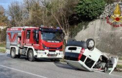 Perde il controllo dell'auto e si ribalta, conducente in Ospedale