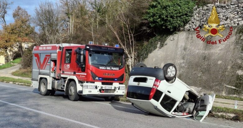 Perde il controllo dell'auto e si ribalta, conducente in Ospedale