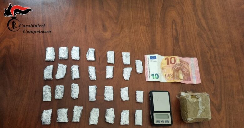 Spacciava, hashish, “pusher”, arrestato, Carabinieri