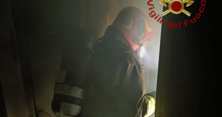fuoco, contatore, incendio, palazzina, Vigili del fuoco