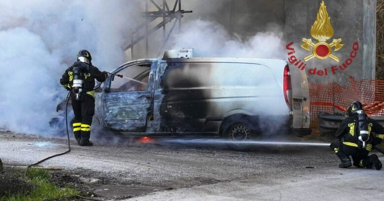 furgone, fuoco, semaforo, Riccia