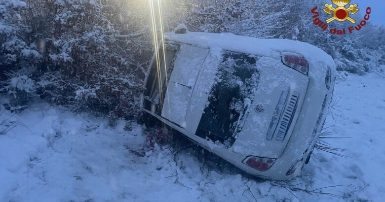 incidente, auto, ribalta, ferito, ospedale
