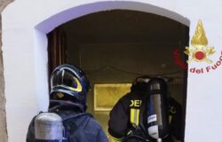 Incendio, abitazione, fuoco, fiamme, albero di natale, stufetta