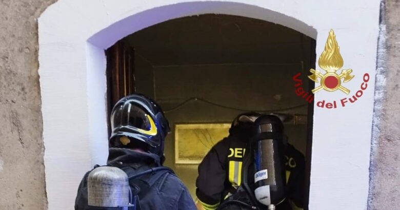 Incendio, abitazione, fuoco, fiamme, albero di natale, stufetta