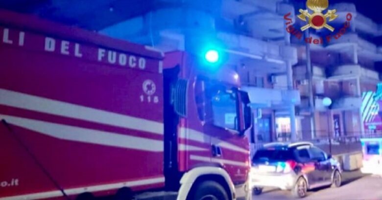 Incendio, fiamme, pianerottolo, abitazione, Vigili del fuoco