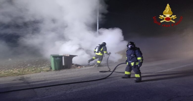 Isernia, botti, fine anno, incendio, cassonetto, fiamme, Balcone