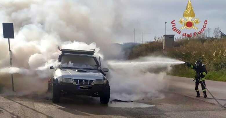incendio-auto-fiamme-vigili-del-fuoco