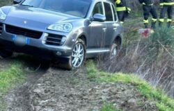 macchina, bilico, burrone, anziani, salvati, Vigili del fuoco