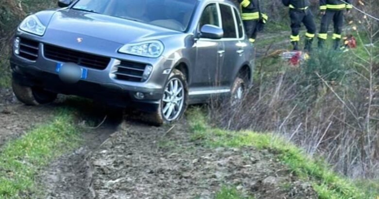 macchina, bilico, burrone, anziani, salvati, Vigili del fuoco