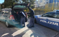 Arnesi da scasso, coltelli, auto, denunciati