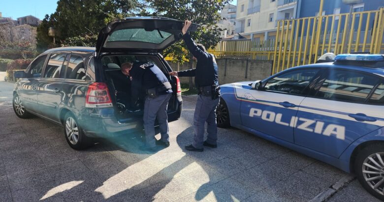 Arnesi da scasso, coltelli, auto, denunciati