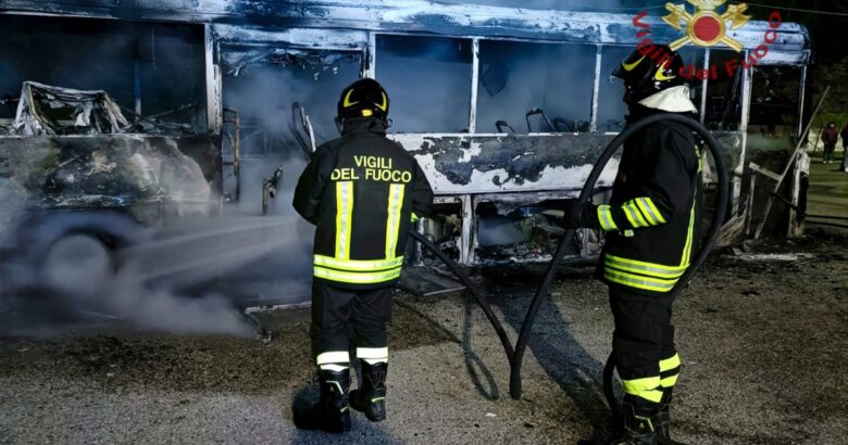 Incendio, notte, fiamme, autobus