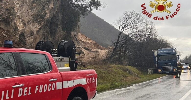Tir, fuori strada, Ss 85 Venafrana, traffico bloccato