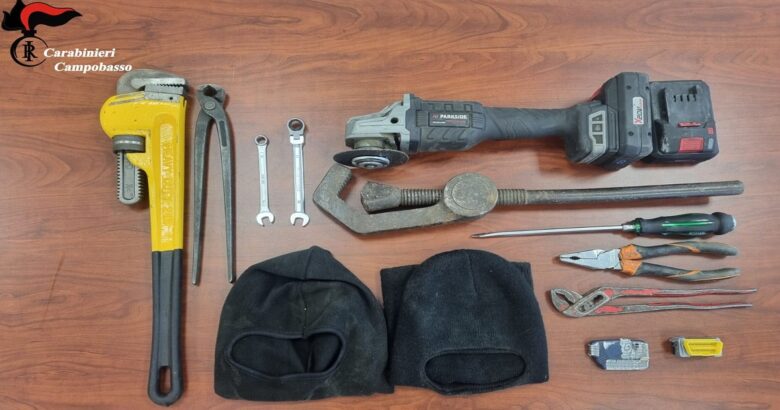 arresti, inseguimento, arnesi da scasso, auto rubata