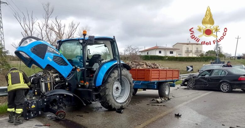 Incidente, scontro, auto, trattore, feriti
