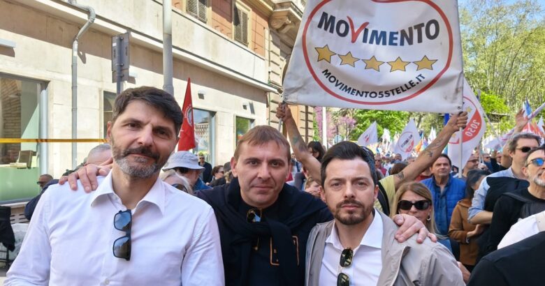 Manifestazione, Roma, Movimento 5 stelle, armi, Molise, guerra