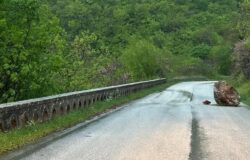 Venafro, Conca Casale, masso, strada