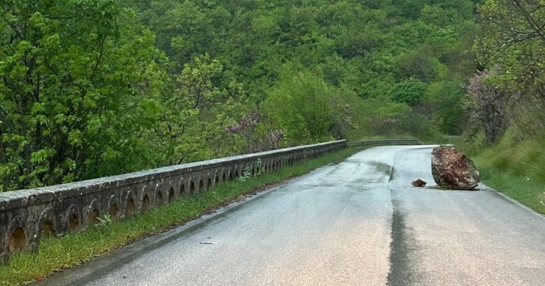 Venafro, Conca Casale, masso, strada