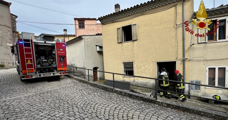 Fiamme, abitazione, incendio, corto circuito