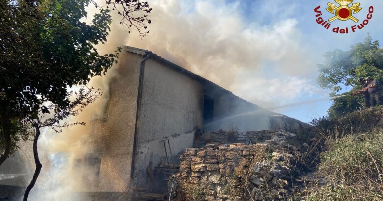 Incendio, fienile, casolari, Vigili del fuoco