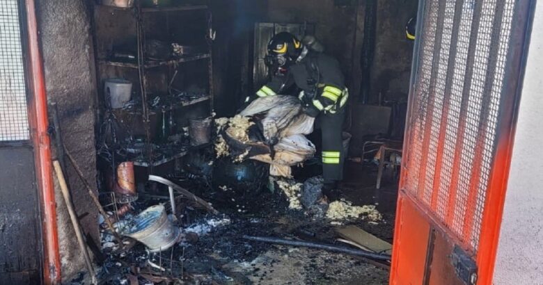 Incendio, garage, Sesto Campano, Vigili del Fuoco