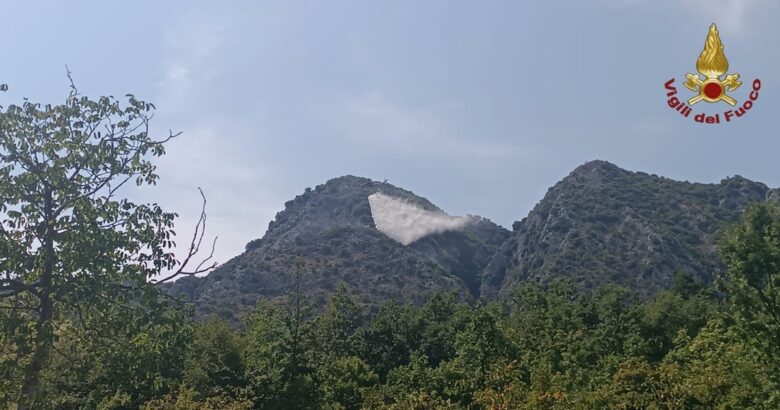 Ferragosto, fuoco, monte Castelnuovo, Vigili del fuoco, fiamme