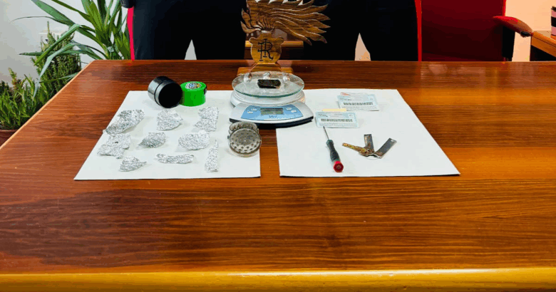 Hashish, documenti falsi, denunciata