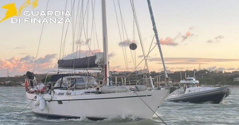 Barca a vela, naufragio, salvati, uomo, cane