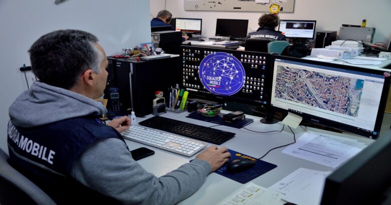 Centrale spaccio, smantellata, Polizia, arresto, denunciati