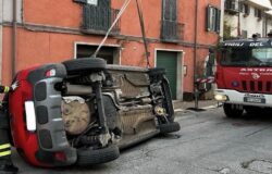 Incidente stradale, auto si ribalta, conducente, ospedale