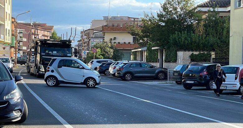 Venafro, scontro, Smart, scooter, via Colonia Giulia, giovane, ospedale