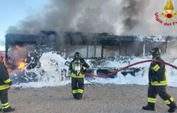 autobus, fiamme, alba, indagini in corso