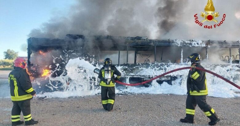 autobus, fiamme, alba, indagini in corso