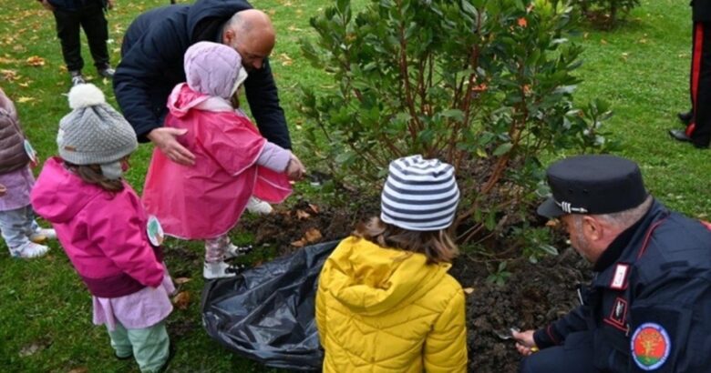 Carabinieri, Forestali, bambini, Giornata degli Alberi, messe a dimora, piantine