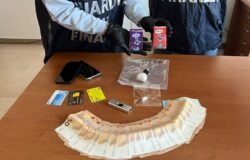 Hashish, contanti, taser, padre, figlio, denunciati, Guardia di Finanza