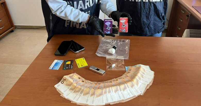 Hashish, contanti, taser, padre, figlio, denunciati, Guardia di Finanza