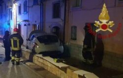 auto, sfonda, muretto, fuga di gas