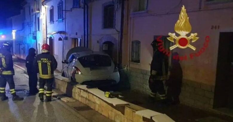 auto, sfonda, muretto, fuga di gas