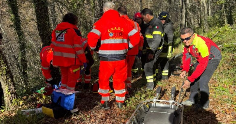 Cade, mountain bike, bosco, ciclista, soccorso, CNSAS, ospedale