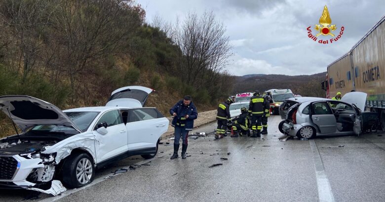 Incidente stradale, feriti, traffico in tilt, Pettoranello